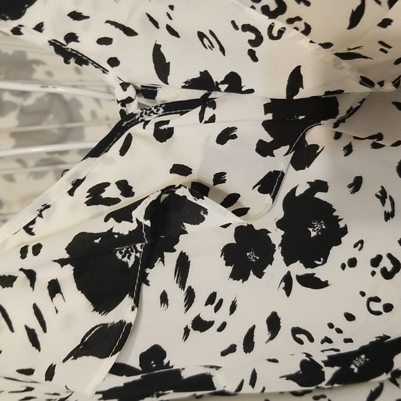 Pretty cream and black floral top - Picture 4 of 13